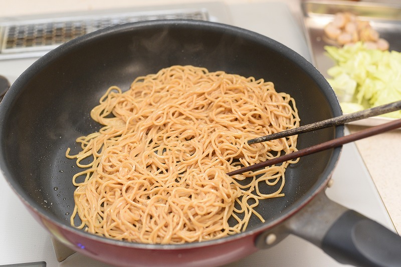 ベースブレッド焼きそば炒める