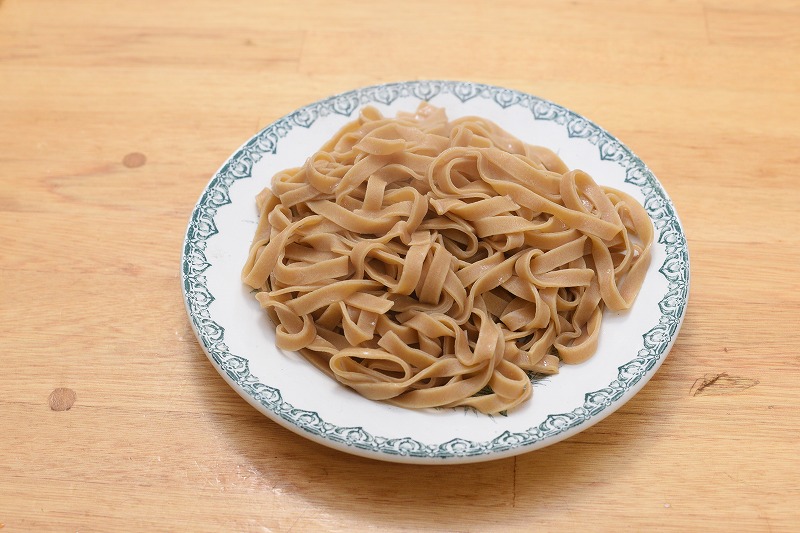 茹でたべースパスタフィットチーネ