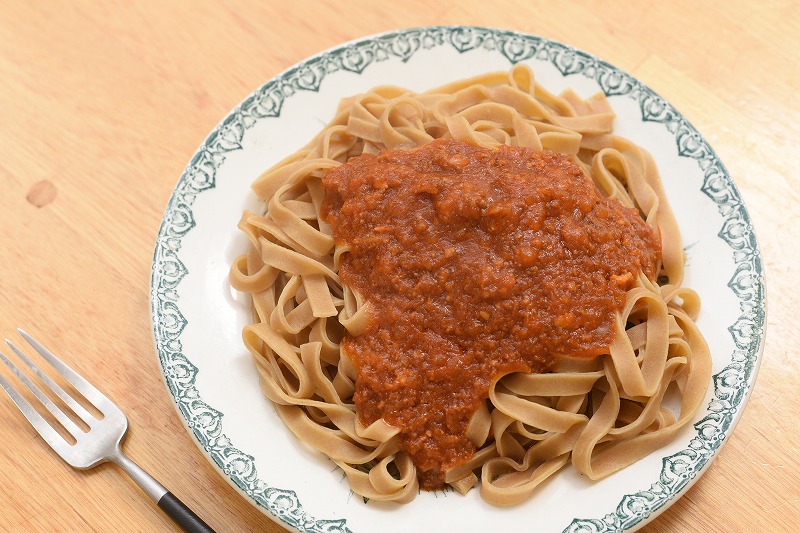 べースパスタボロネーゼソースがけ
